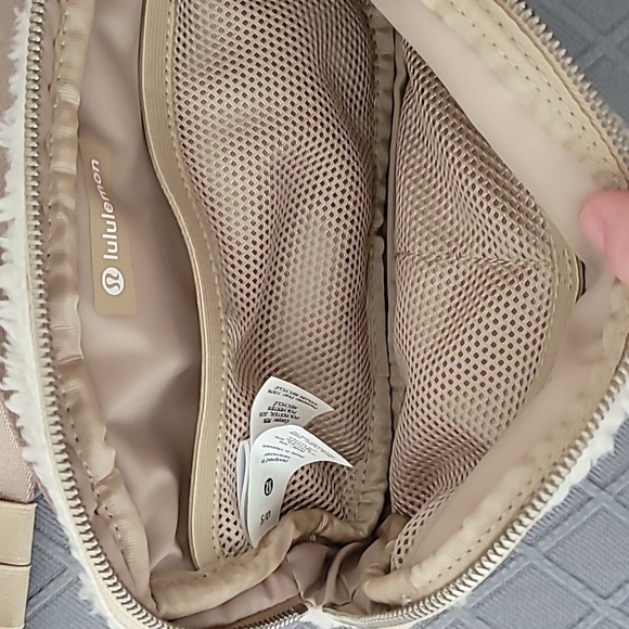 Lululemon Everyday Belt Bag Sherpa Off White Ivory - Picture 5 of 8